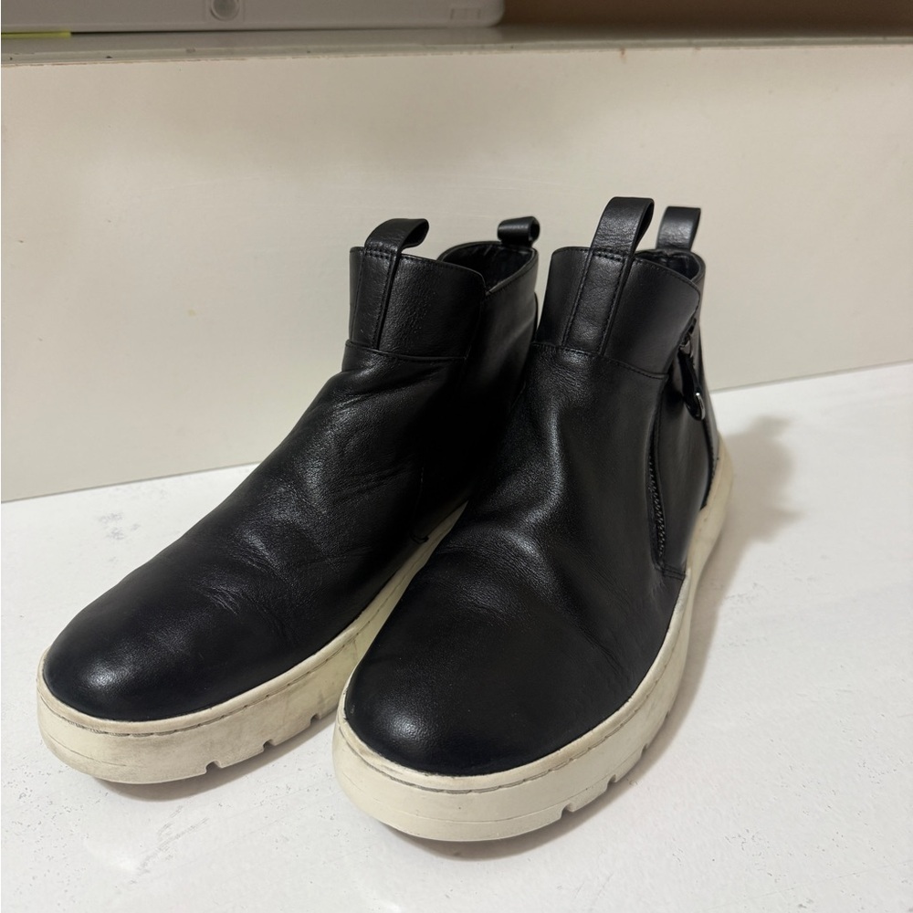 Leather ankle boot sneaker, Vionic
Brinkley Black Leather High-Top Sneakers - Picture 12 of 16